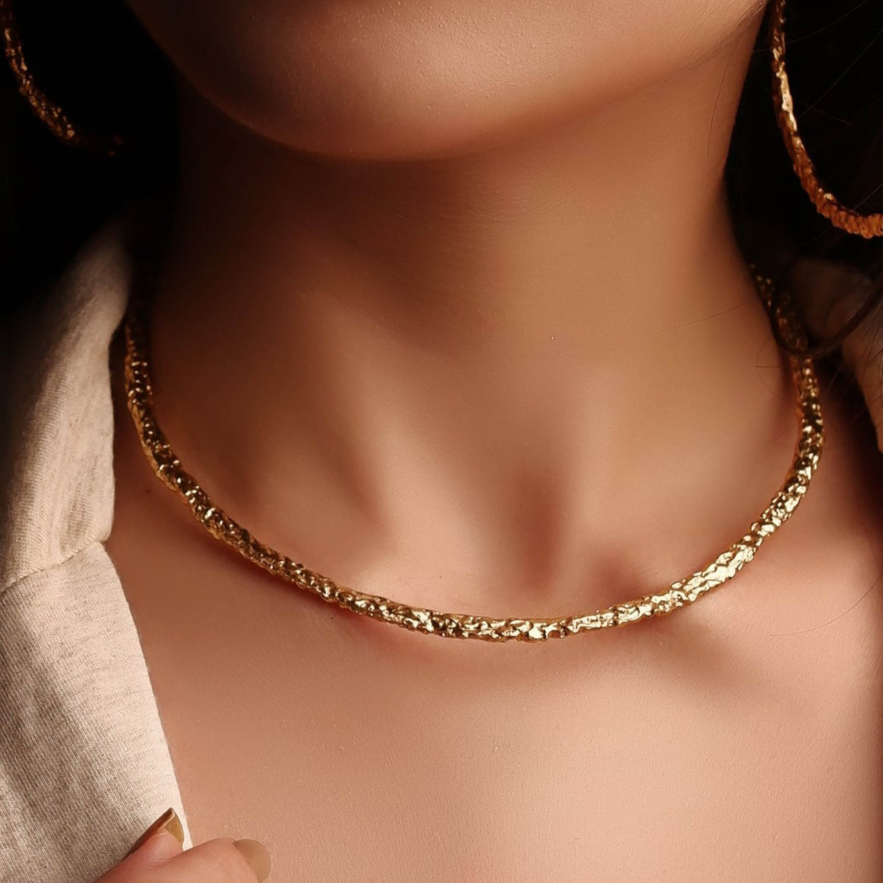 Stylish and dazzling gold neck cuff choker